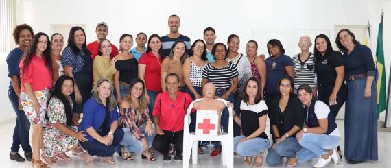 Durante o cursos os profissionais básico aprenderam noções básicas de primeiros socorros (3).JPG